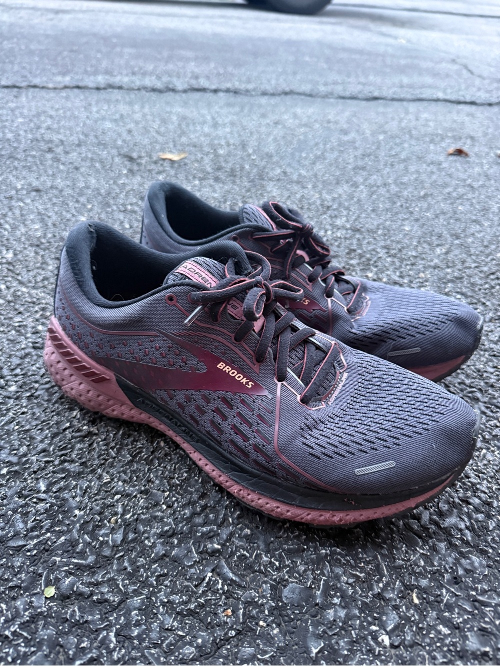 Brooks Adrenaline GTS 21 Gray Burgundy Running Shoes Women’s 10 Wide